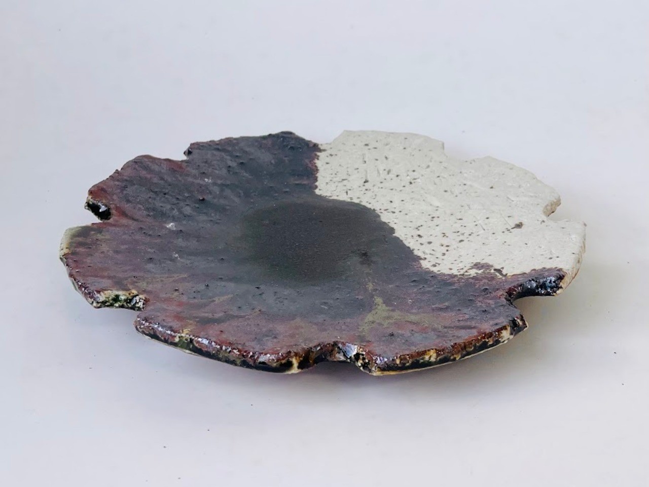 砂鉄釉土灰モスグリーン陶板土渕割皿