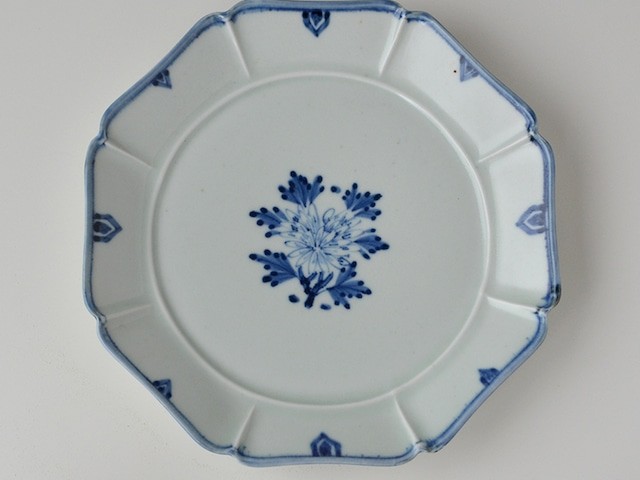 染付牡丹八方七寸皿