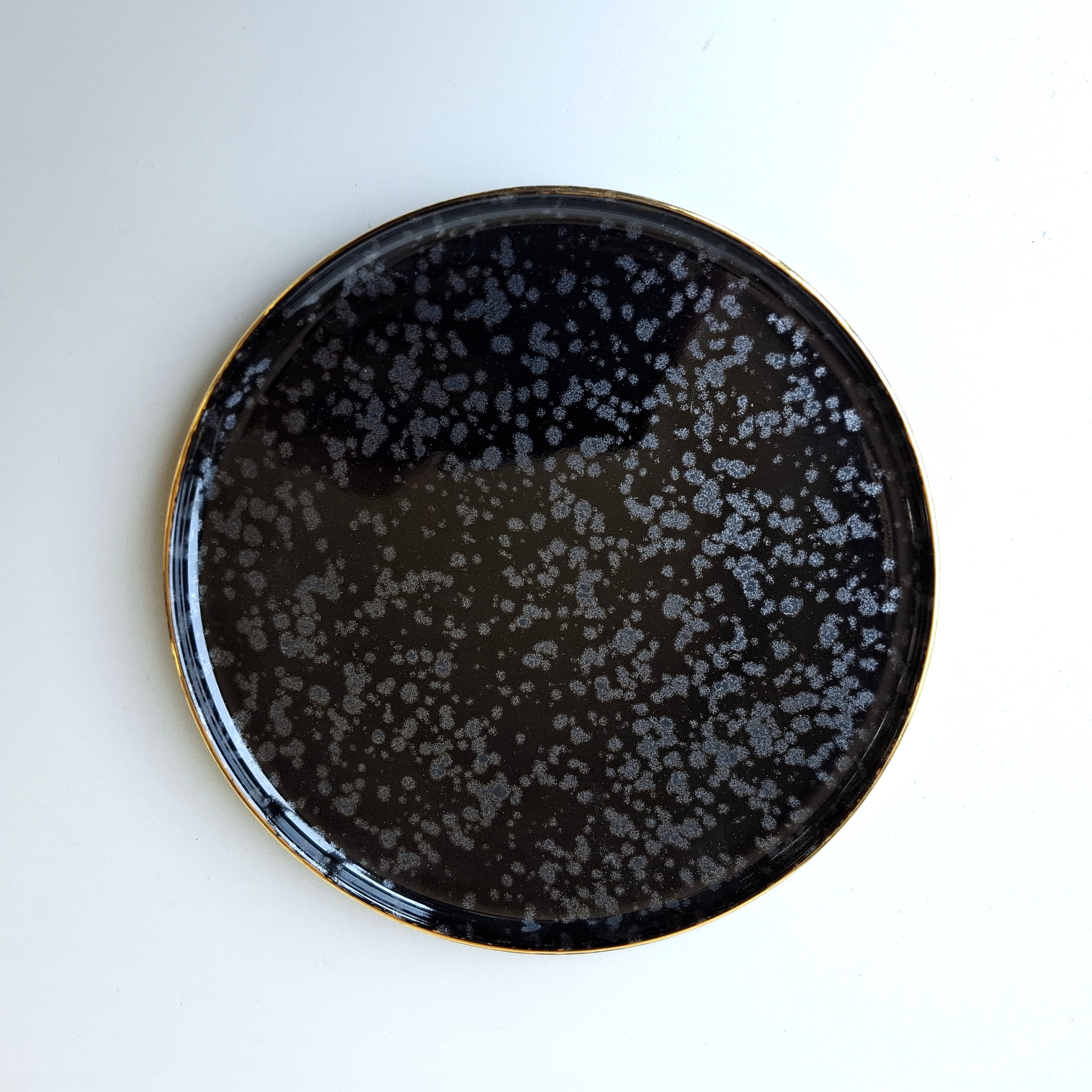 黒釉銀鉄砂吹　渕金18.5cmプレート