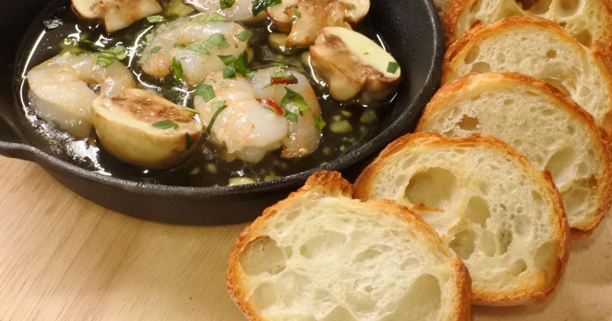 エビとマッシュルームのアヒージョ バゲット添え