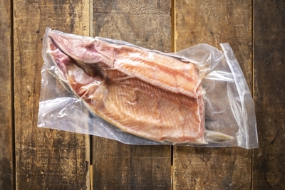 魚を真空パック冷凍する際の手順