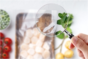 消費者が商品を購入する際に見ているのは、鮮度や価格、味や素材といった「食材」としての特徴だけではありません。