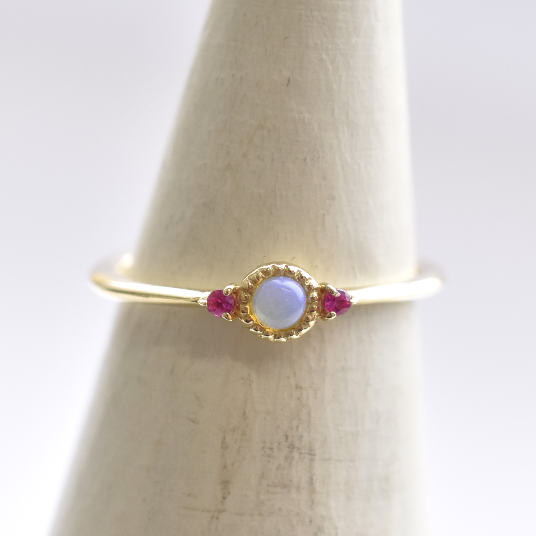 【109R0271】K10YG　蛋白石＆紅寶石　戒指(尾戒)（オパール＆ルビー　ピンキーリング）