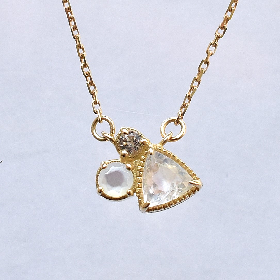 【109N0082-TY】K10YG　月光石＆白母貝＆White Topaz　項錬（ムーンストーン＆白蝶貝＆ホワイトトパーズ　ネックレス）