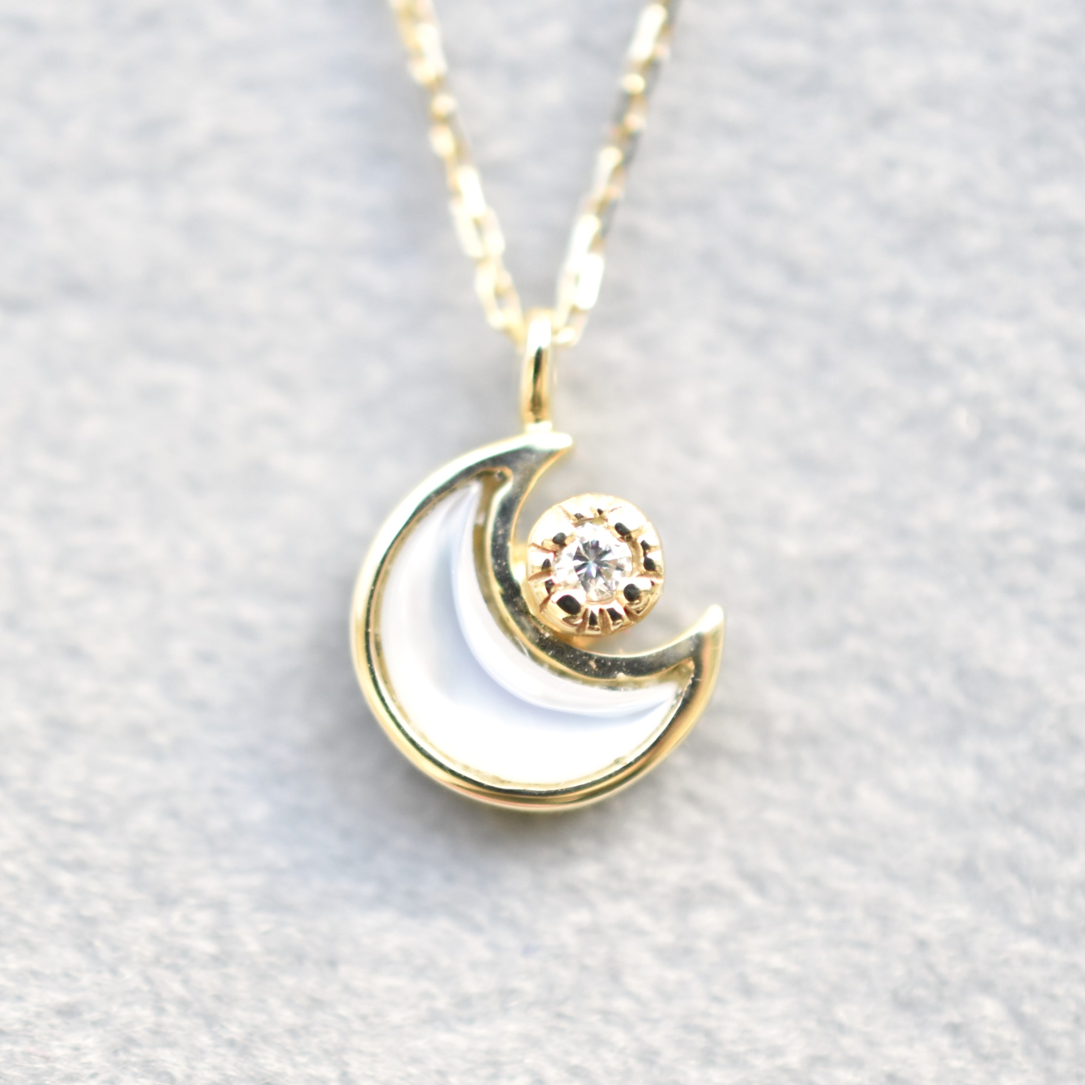 【109P0122-MOP】K10YG　白母貝＆鑽石　月亮　項錬（白蝶貝＆ダイヤモンド　月　ネックレス）