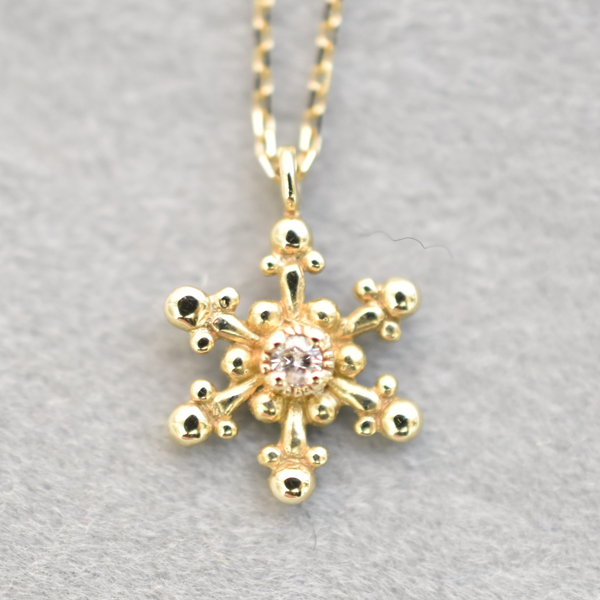 【109P0300】K10YG　鑽石　雪花　項錬（ダイヤモンド　雪の花　ネックレス）
