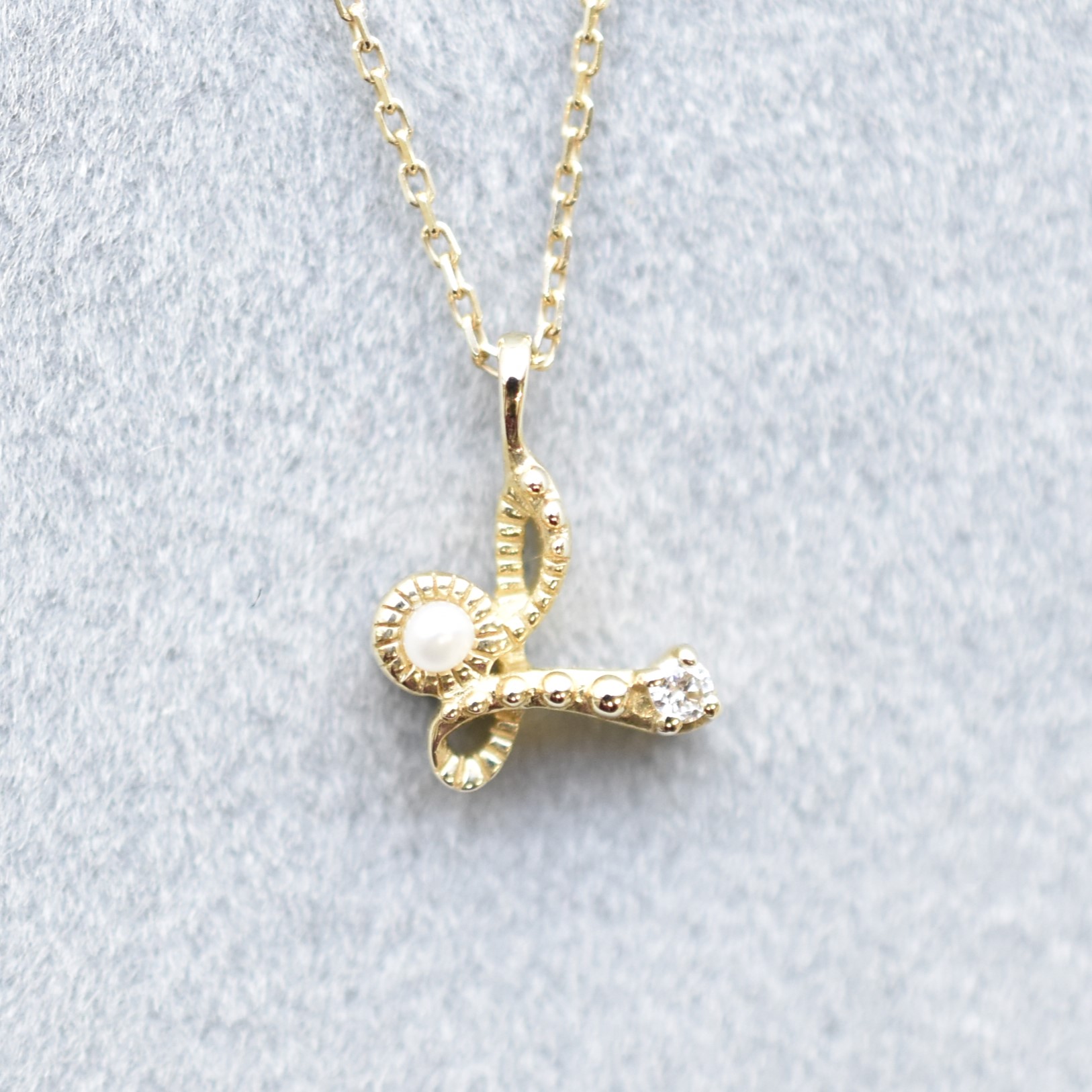 【109P0415L】K10YG　淡水珍珠＆鑽石　字母L　項錬（淡水パール＆ダイヤモンド　イニシャルL　ネックレス）