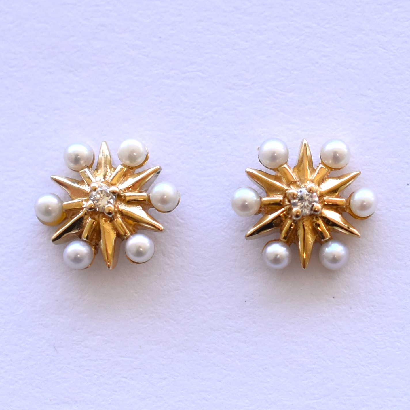 【109E0005-1】K10YG　淡水珍珠＆鑽石　小星光　耳釘（淡水パール＆ダイヤモンド　星の光　ピアス）