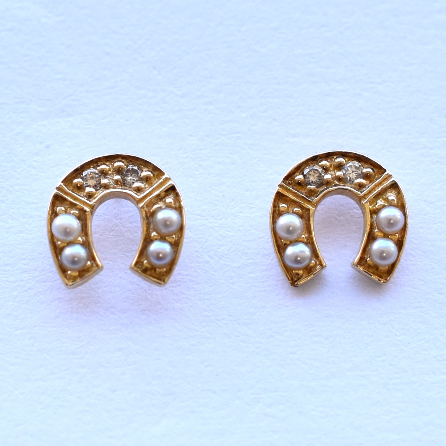 【109E0008-1】K10YG　淡水珍珠＆鑽石　馬蹄　耳釘（淡水パール＆ダイヤモンド　馬蹄　ピアス）