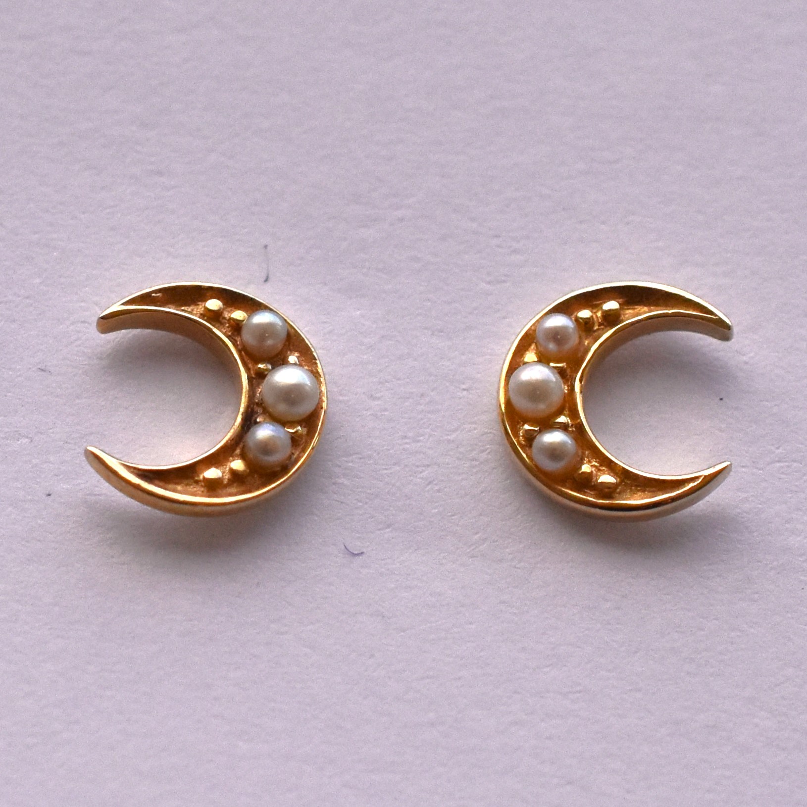 【109E0010-1】K10YG　淡水珍珠　月亮　耳釘（淡水パール　月　ピアス）