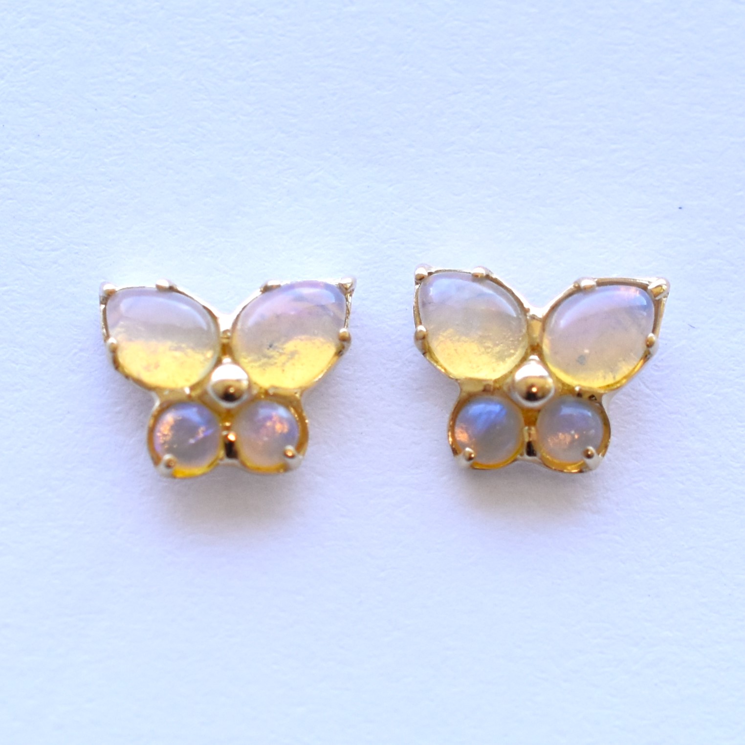 【109E0026-1-OP】K10YG　蛋白石＆淡水珍珠　蝴蝶　耳釘（オパール＆淡水パール　蝶々　ピアス）