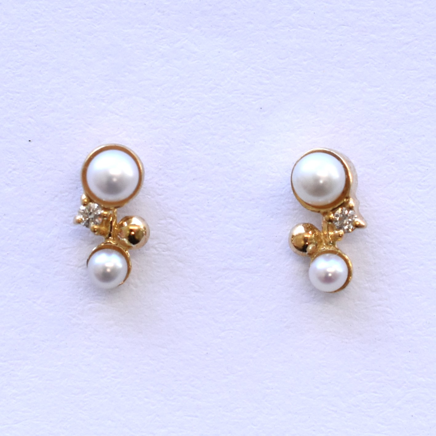【109E0037-1】K10YG　淡水珍珠＆鑽石　耳釘（淡水パール＆ダイヤモンド　ピアス）