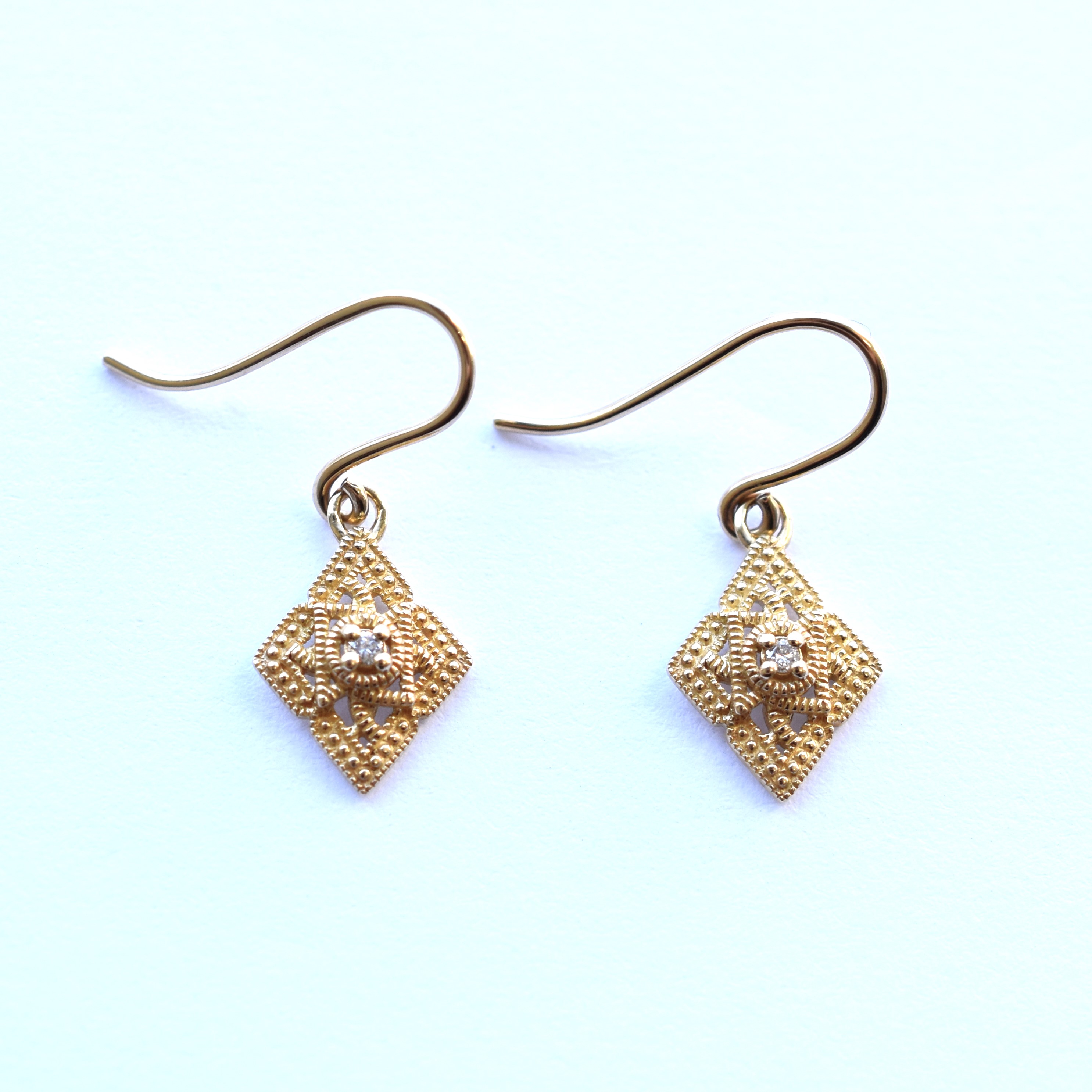 【109E0052-3】K10YG　鑽石　菱形　耳釘（ダイヤモンド　ひし形　ピアス）