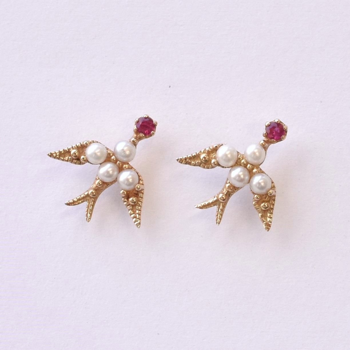 【109E0143-1-RB】K10YG　紅寶石＆淡水珍珠　燕子　耳釘（ルビー＆淡水パール　ツバメ　ピアス）