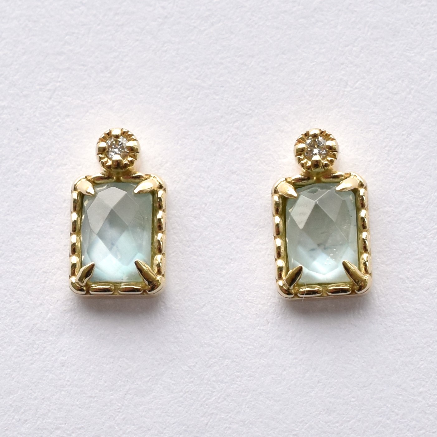 【109E0168-1-TY】K10YG　三層石＆鑽石　小綠方　耳釘（トリプレット＆ダイヤモンド　ピアス）