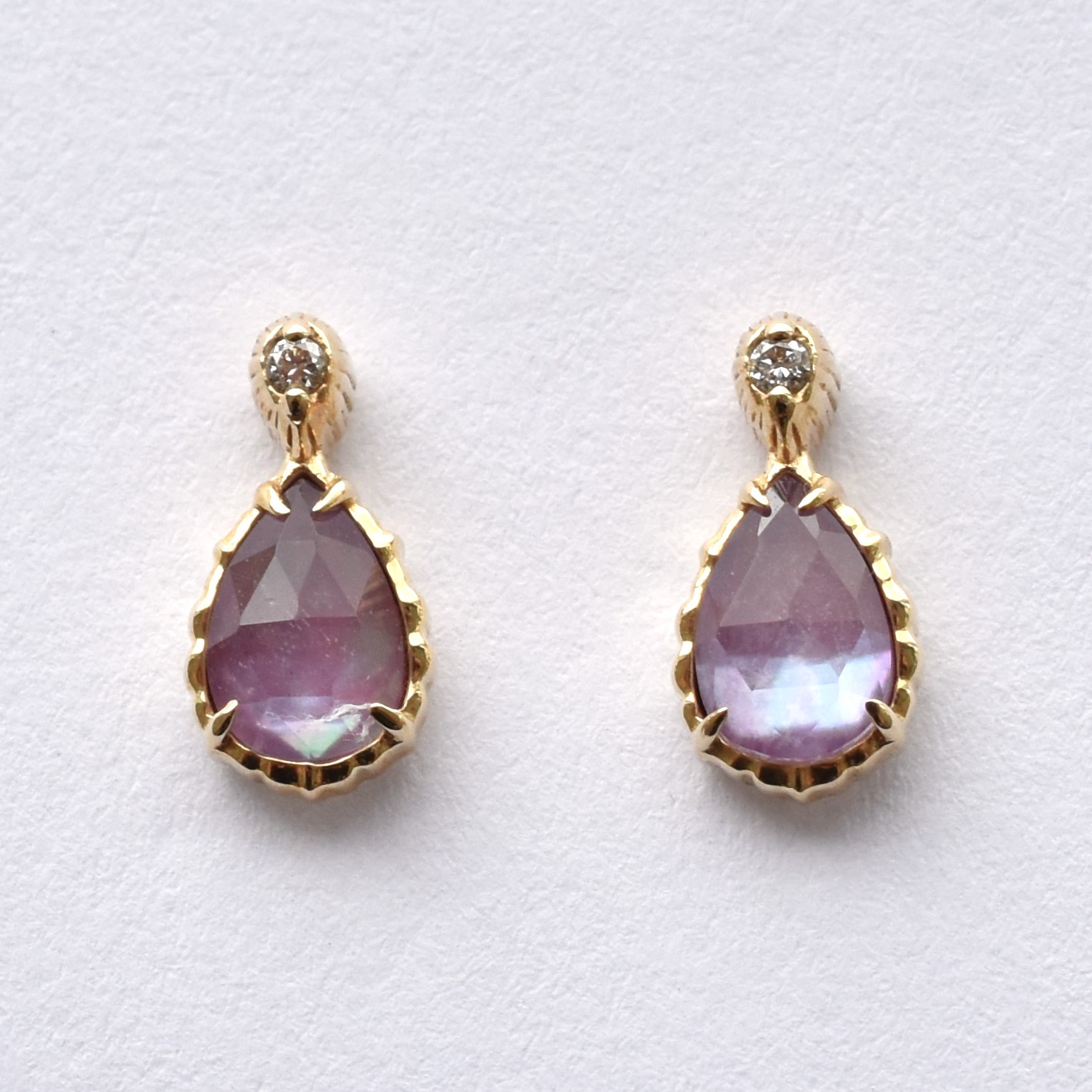 【109E0169-1-TY】K10YG　三層石＆鑽石　紅色水滴　耳釘（トリプレット＆ダイヤモンド　ピアス）