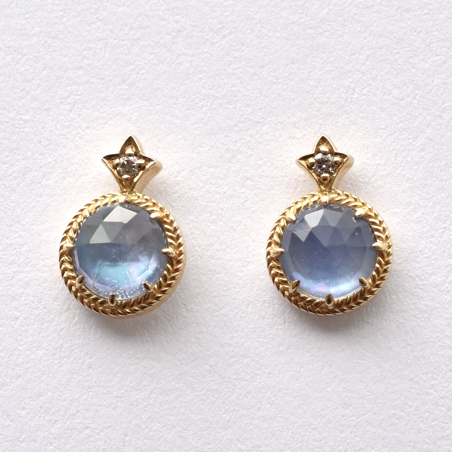 【109E0170-1-TY】K10YG　三層石＆鑽石　藍色果實　耳釘（トリプレット＆ダイヤモンド　ピアス）