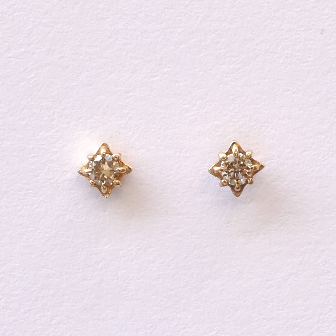 【109E0218-1-TTLB-TY】K10YG　鑽石　耳釘（ダイヤモンド　ピアス）