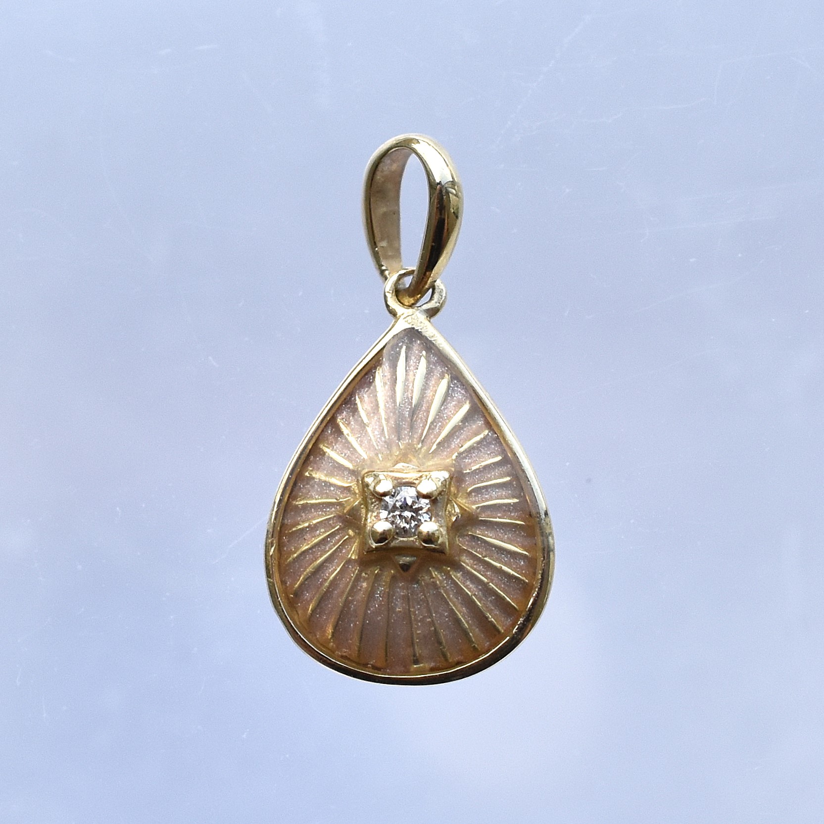 【109P0537-1】K10YG　鑽石＆冷琺瑯(粉)　水滴　吊墜（ダイヤモンド＆エナメル(カーキ)　ドロップ　ペンダント）