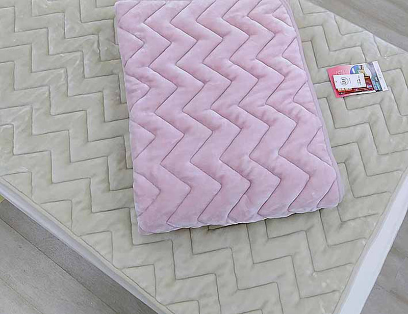 吸湿発熱シルキータッチ温泉敷パット　KW31584W