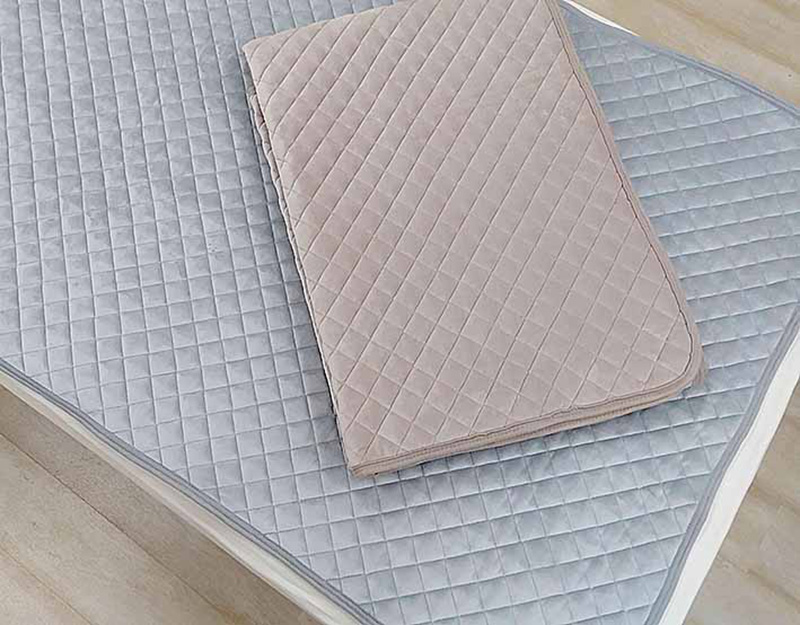 吸湿発熱わた入り敷パット　KW3811D