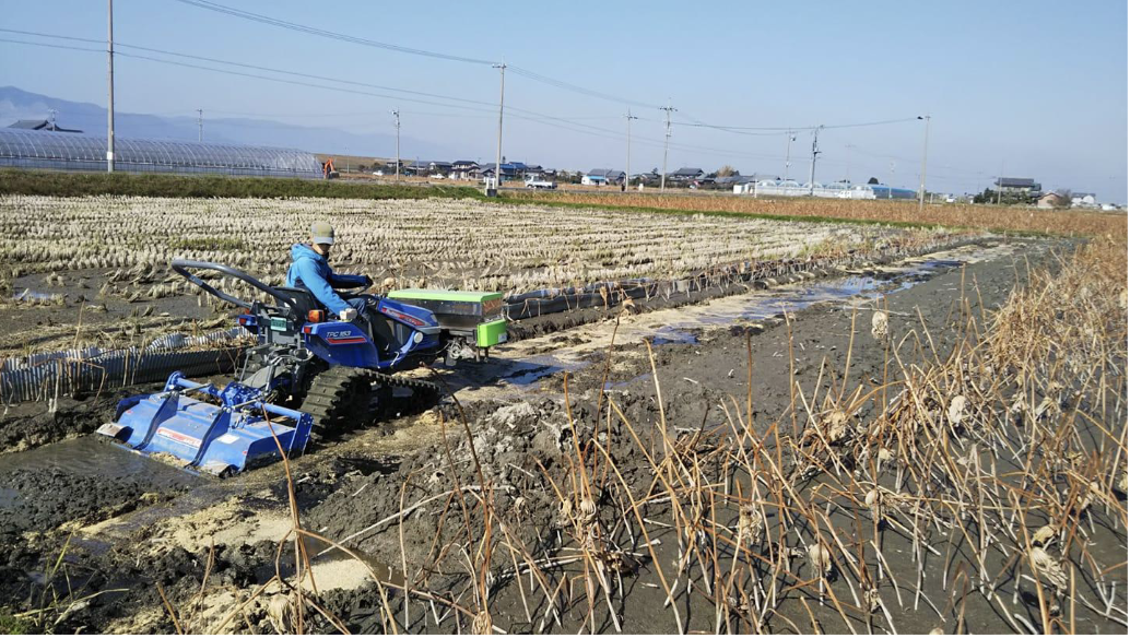 田島さんが機械に乗ってる写真