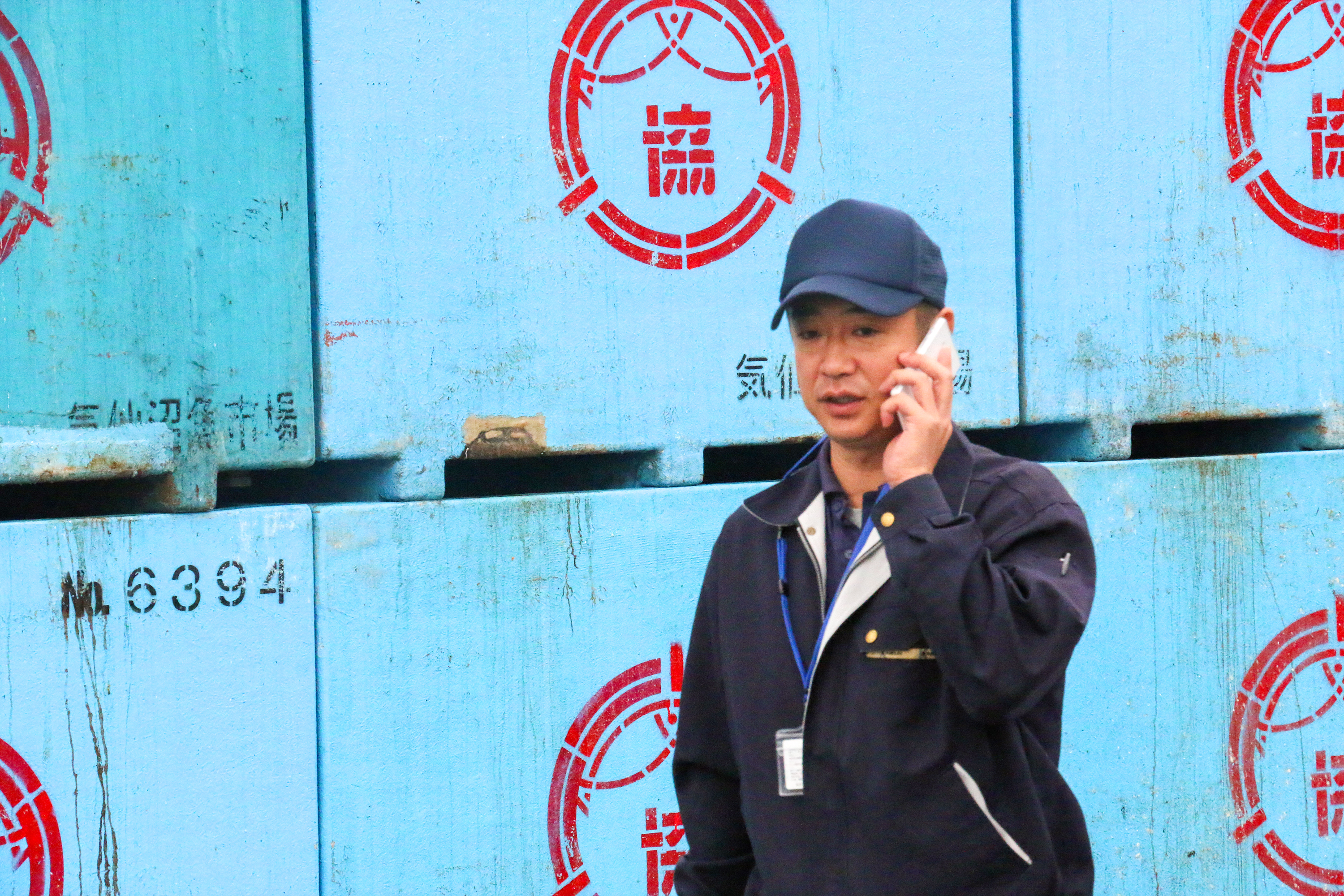 電話をする長牛工場長1