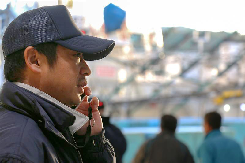 電話をする長牛工場長2