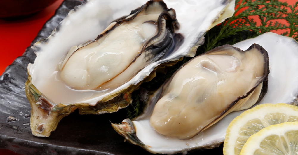 殻をむいてお皿に乗せた牡蠣