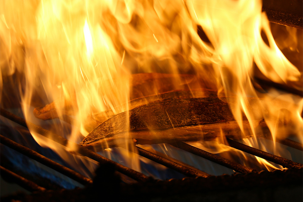 生のかつおをタタキに加工