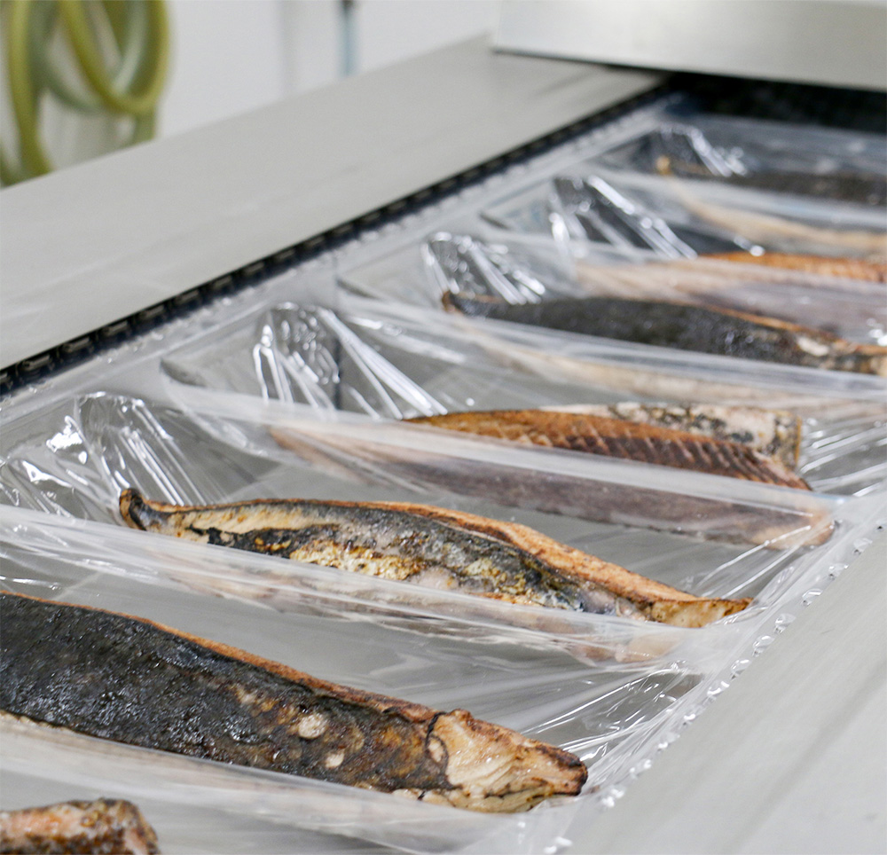 鮮度が落ちないよう氷を敷き詰めて出荷