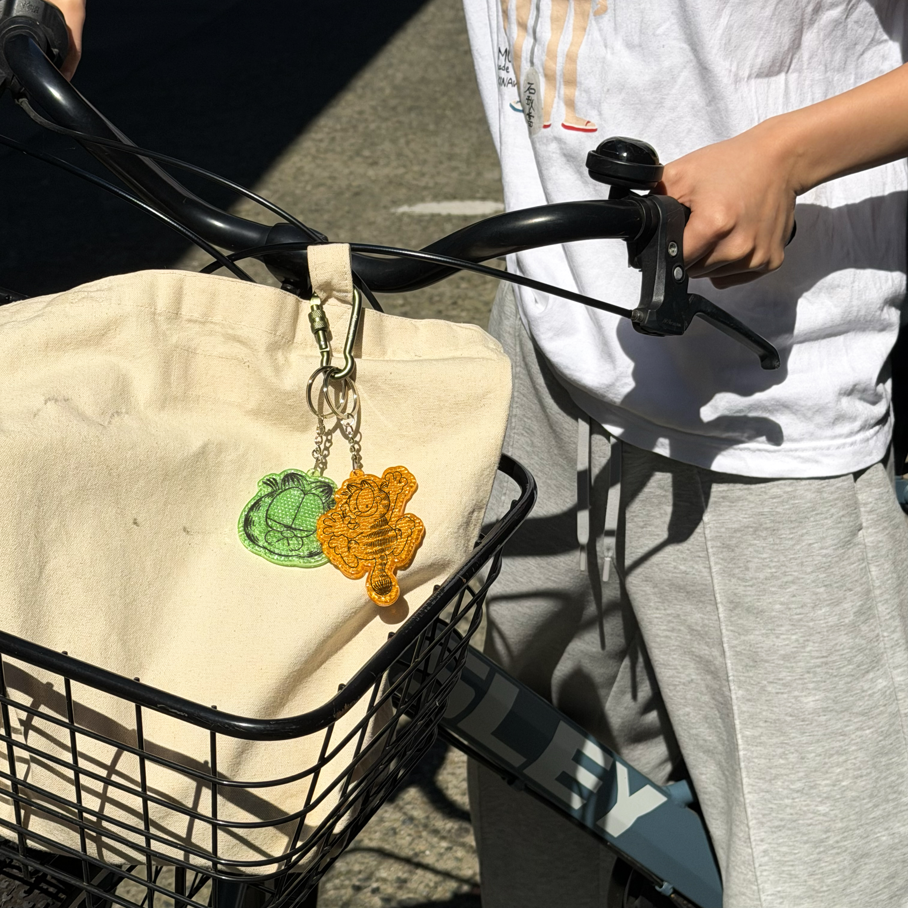 Reflocator 【光を受けてピカッと光る☆】【夜道も安心の可愛さ!】GARFIELD REFLECTOR KEYRING リフレクターキーリング | アメリカ ...