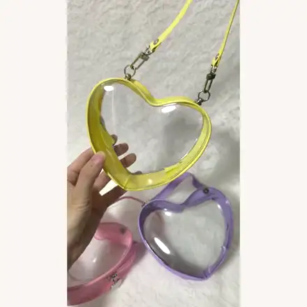 ポーチ全体と取り外せるストラップの様子