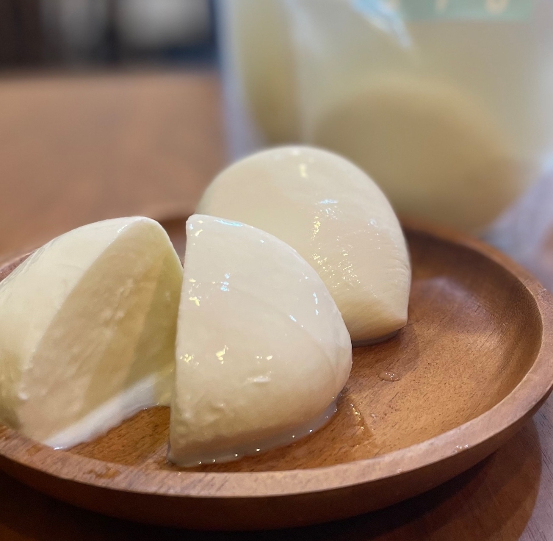 モッツァレラチーズ（生チーズ）　100g