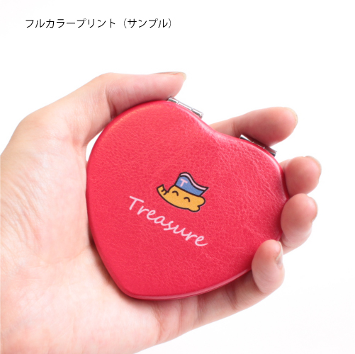 コンパクトミラーへの持ち込み名入れ加工見本（素材：合皮・革）手に持ってみたサイズ感