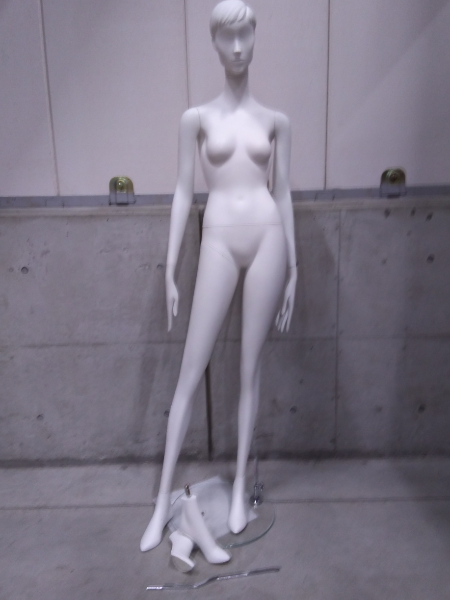 DONNA　B Woman Standing_Step 1マネキン