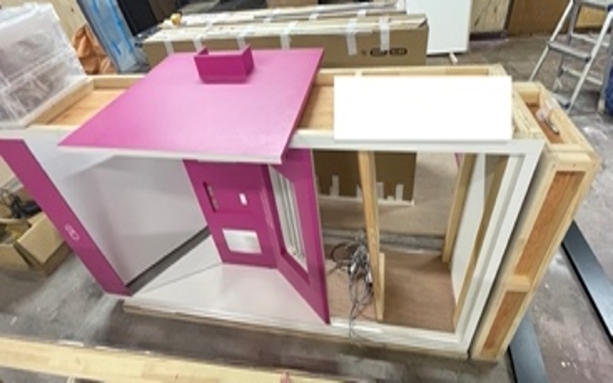 Prikura Machine / プリクラマシン 福岡岩田屋 扉仕様（取出口 透明アクリル付き)・発光案内表示用 乳半アクリルボックス