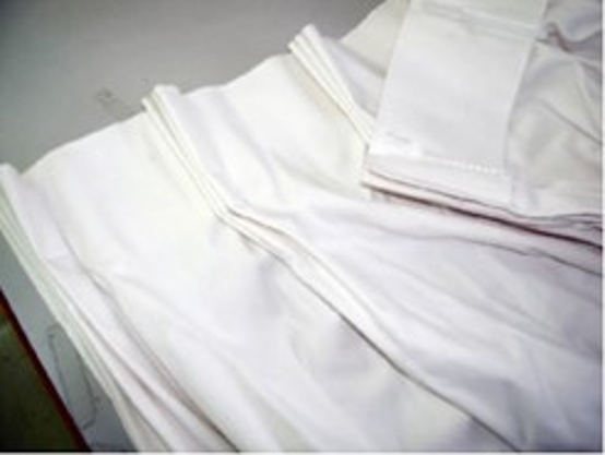 White Curtain with Rail / カーテンとカーテンレールセット(廃棄)