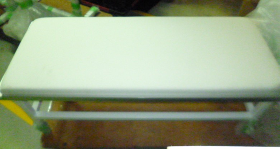 White Cushion Bench / クッション付きベンチ(取り外し不)(廃棄)