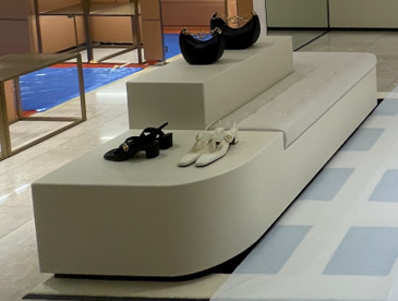 ベンチ、展示台