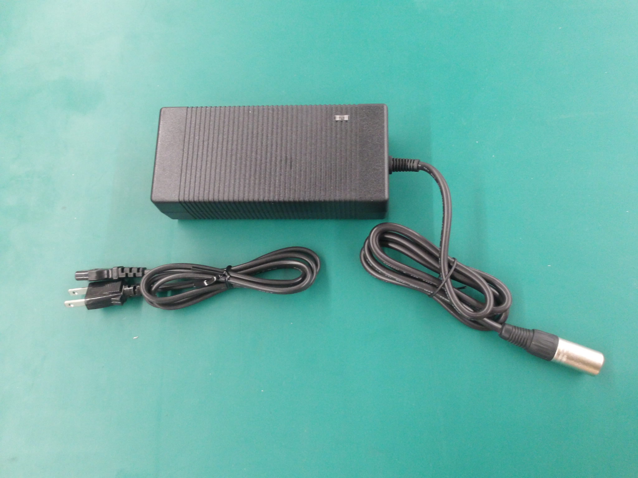 Xinsu Global Electronic社製　バッテリーチャージャー（電源コード付属）