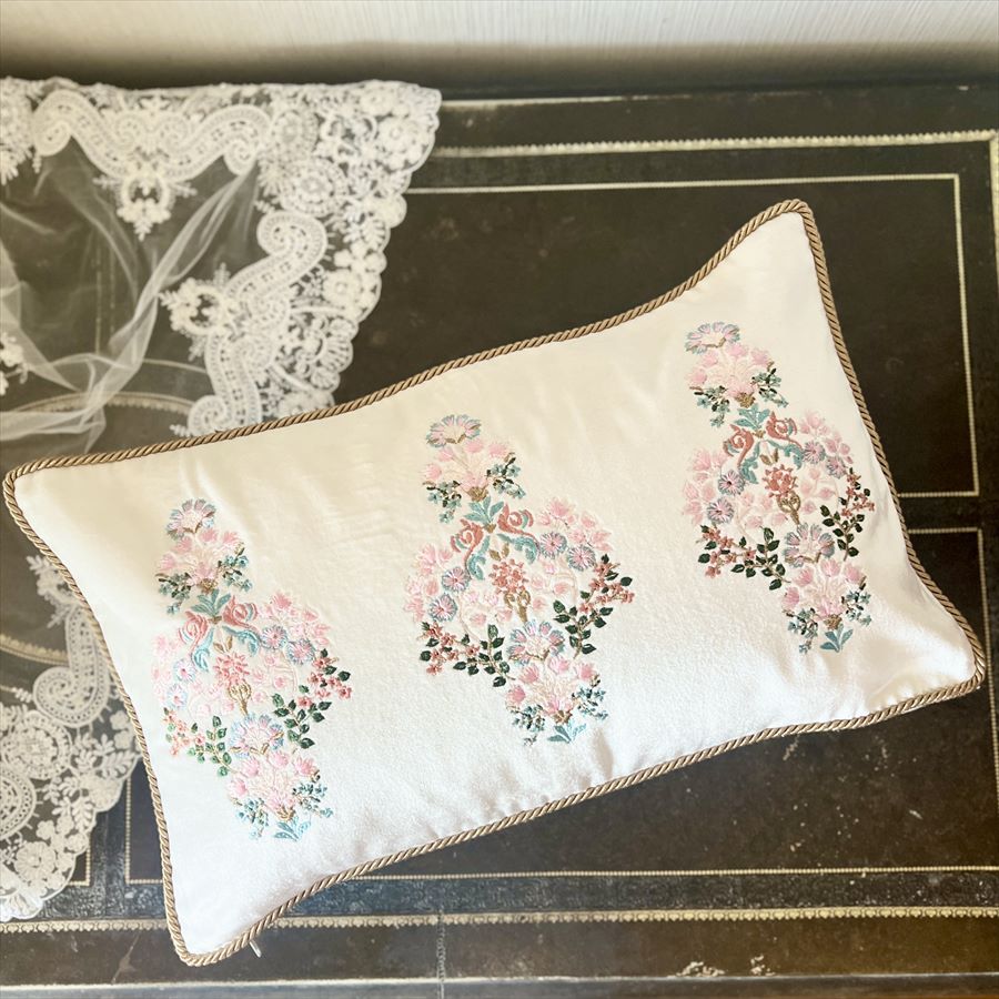 フラワー刺繍クッション ゴールド  30×50cm