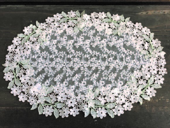 ＜Crystal　Marguerite＞テーブルセンター30×45cm
