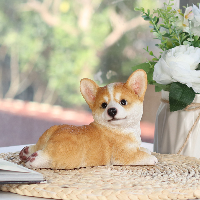 足をのばすウェルシュコーギー　レッド（中）