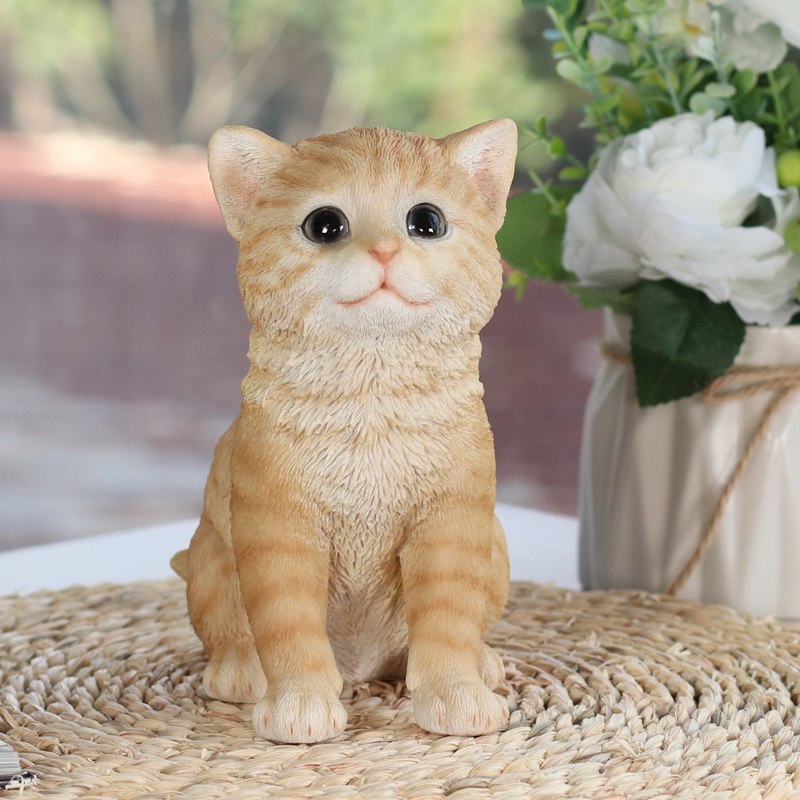 お座り茶トラ猫（小）