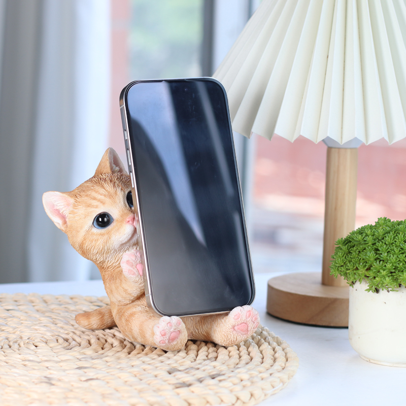 お座りスマホスタンド茶トラ猫