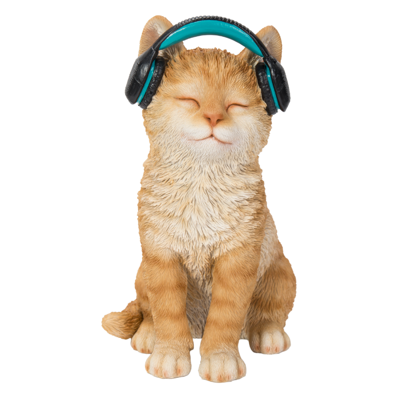 ヘッドホンで音楽を聞く茶トラ猫