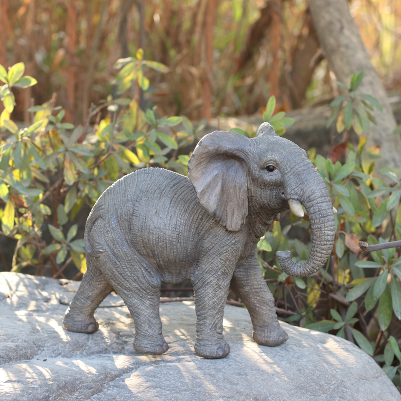 見上げるゾウ（小）