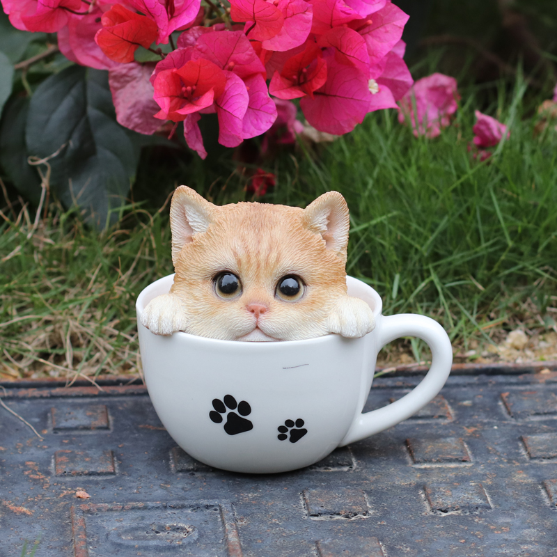 茶トラ猫 in 足跡カップ