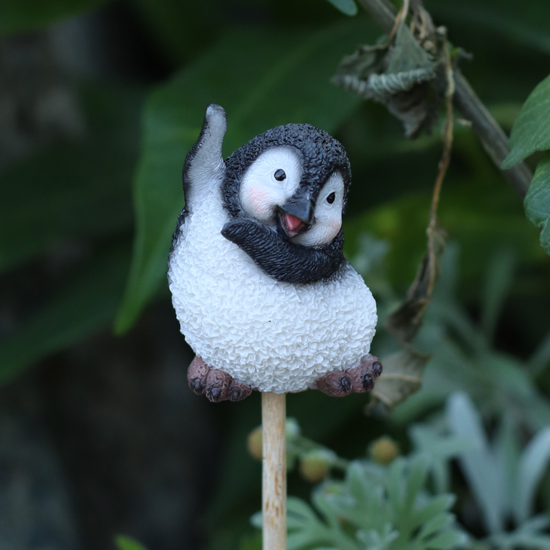 手をあげるペンギンガーデンピック